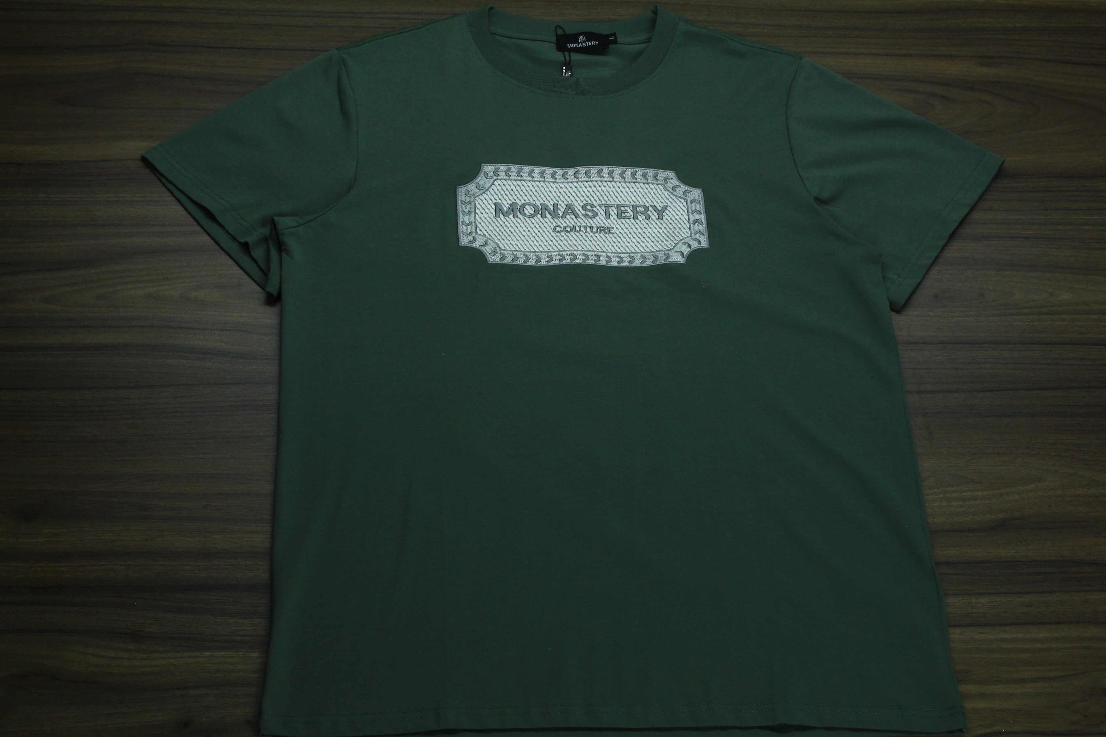 Camiseta Heavyweight Verde Cazador Placa Bordada Premium — Edición Especial | JULALE DROP 01