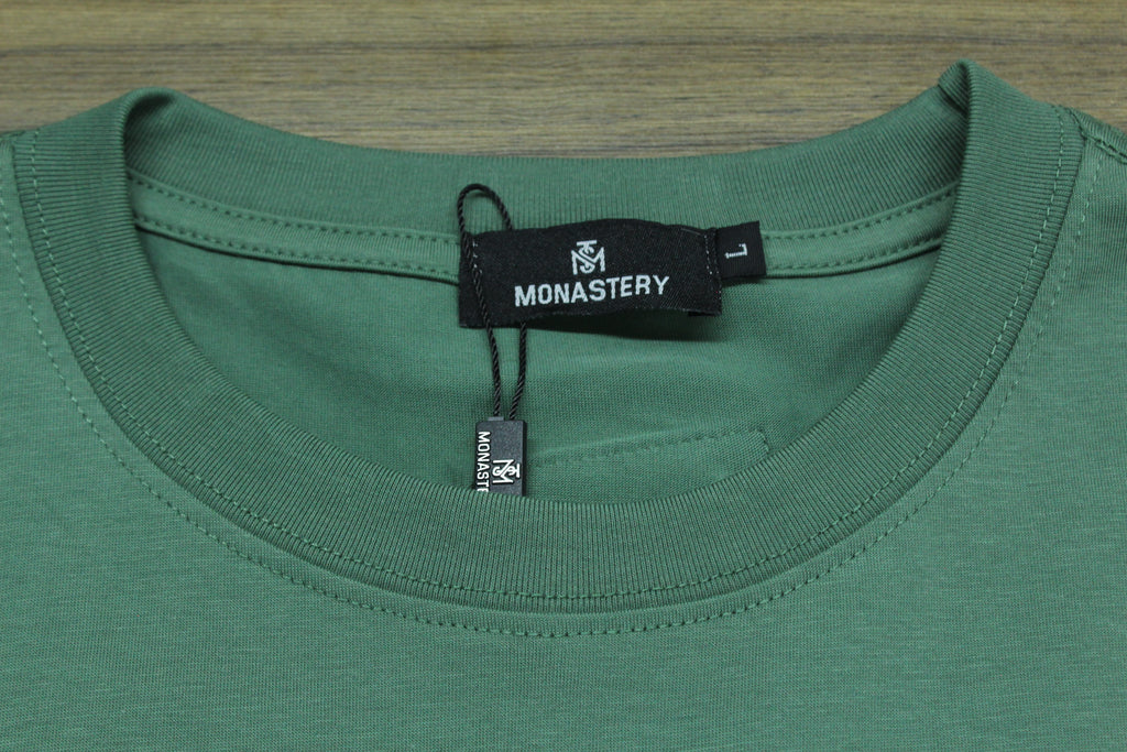 Camiseta Heavyweight Verde Cazador Placa Bordada Premium — Edición Especial | JULALE DROP 01