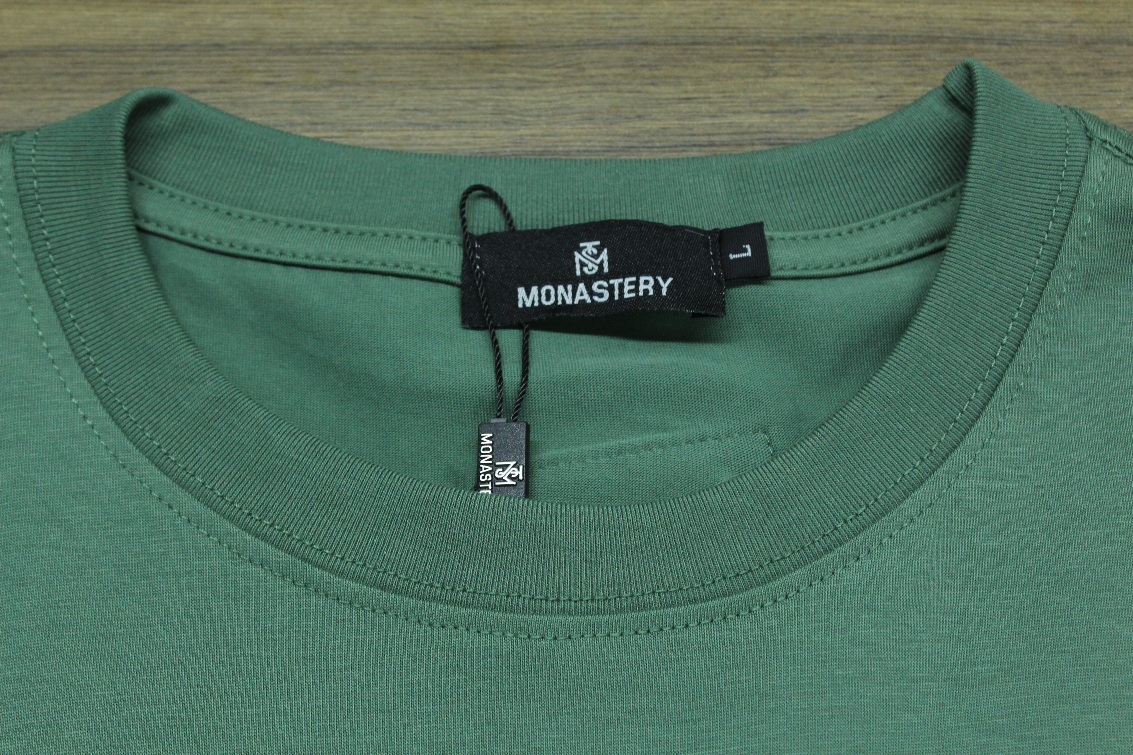 Camiseta Heavyweight Verde Cazador Placa Bordada Premium — Edición Especial | JULALE DROP 01