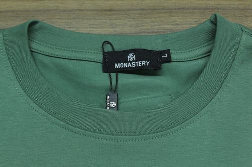 Camiseta Heavyweight Verde Cazador Placa Bordada Premium — Edición Especial | JULALE DROP 01