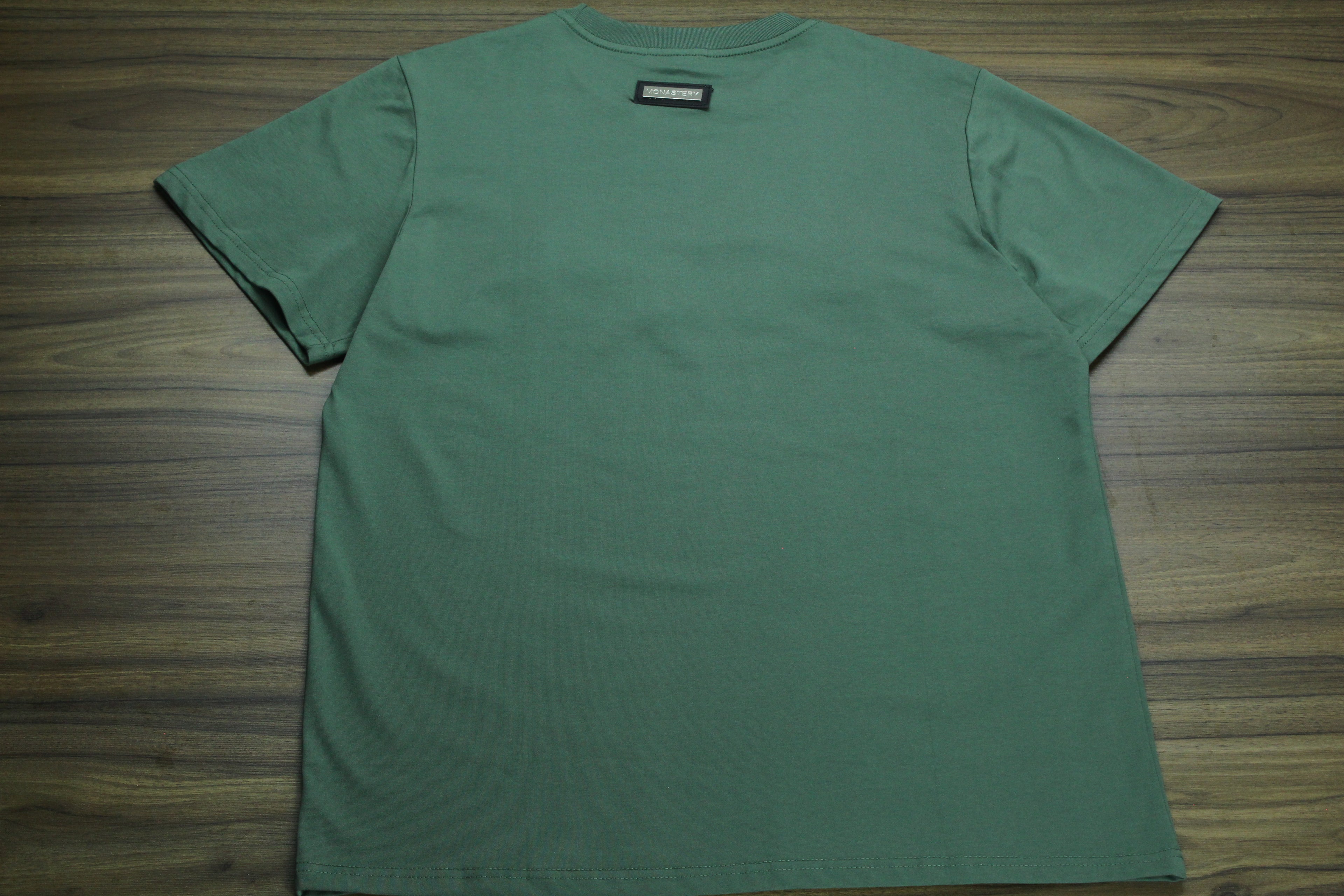 Camiseta Heavyweight Verde Cazador Placa Bordada Premium — Edición Especial | JULALE DROP 01