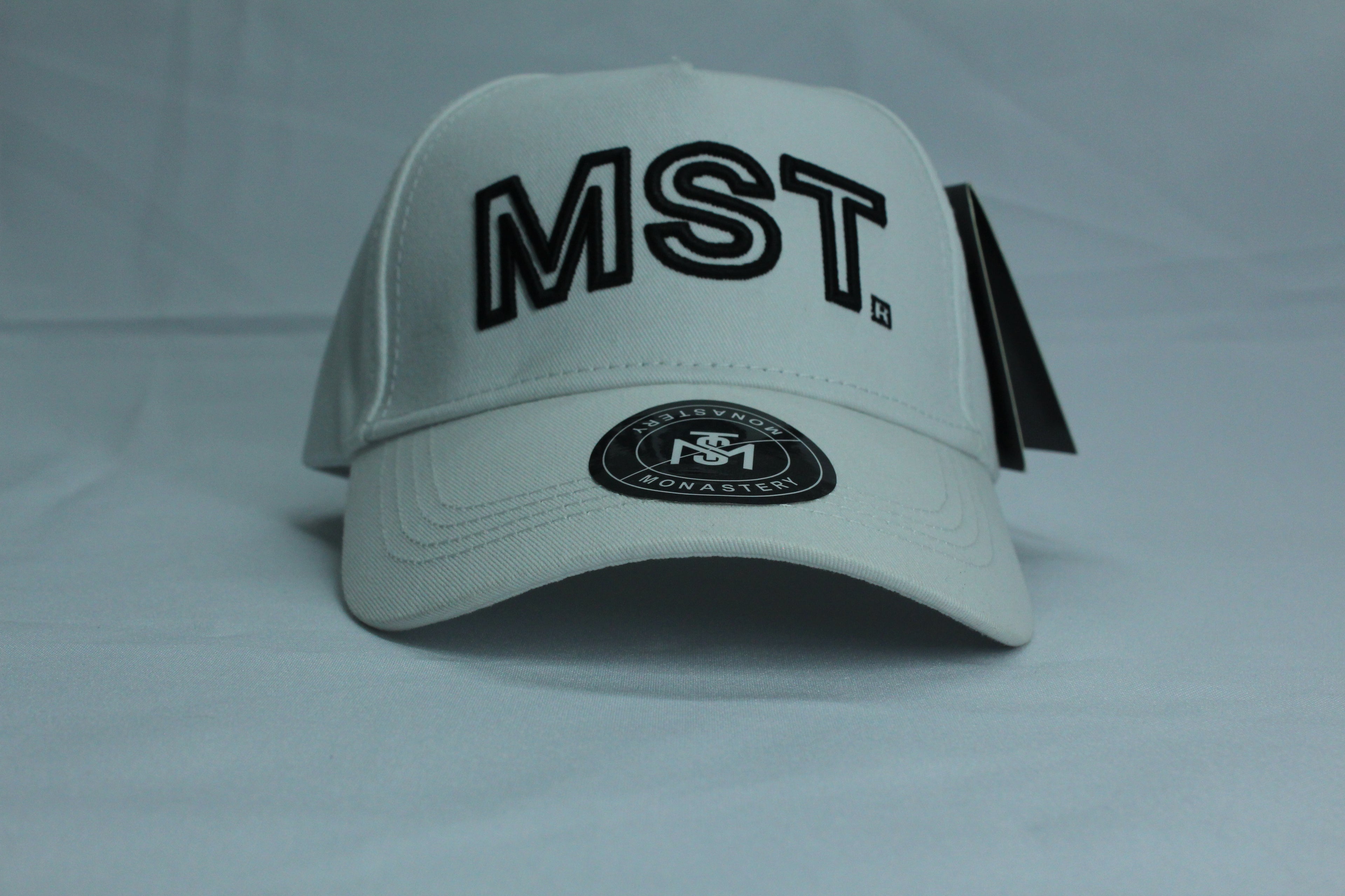 Gorra Premium Blanca Letras Bordadas Negro — Snapback Streetwear | JULALE DROP 01