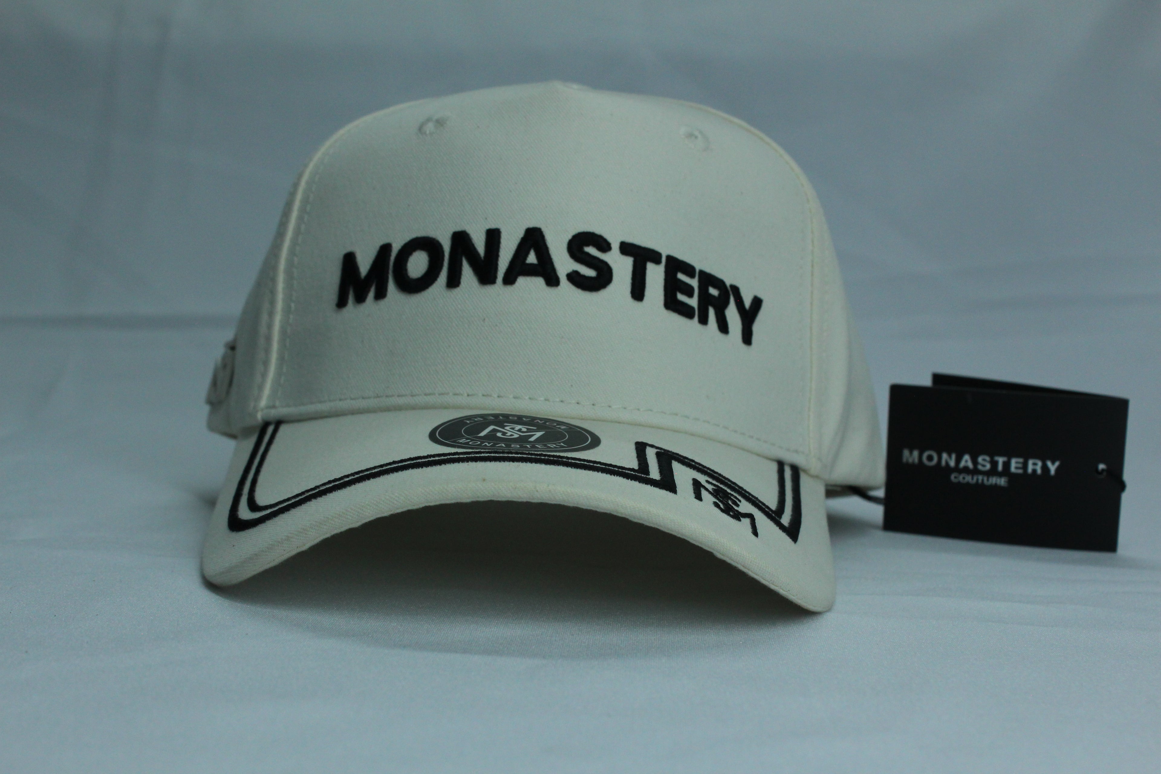 Gorra Premium Crema Letras Bordadas con Visera Diseñada — Streetwear Couture | JULALE DROP 01