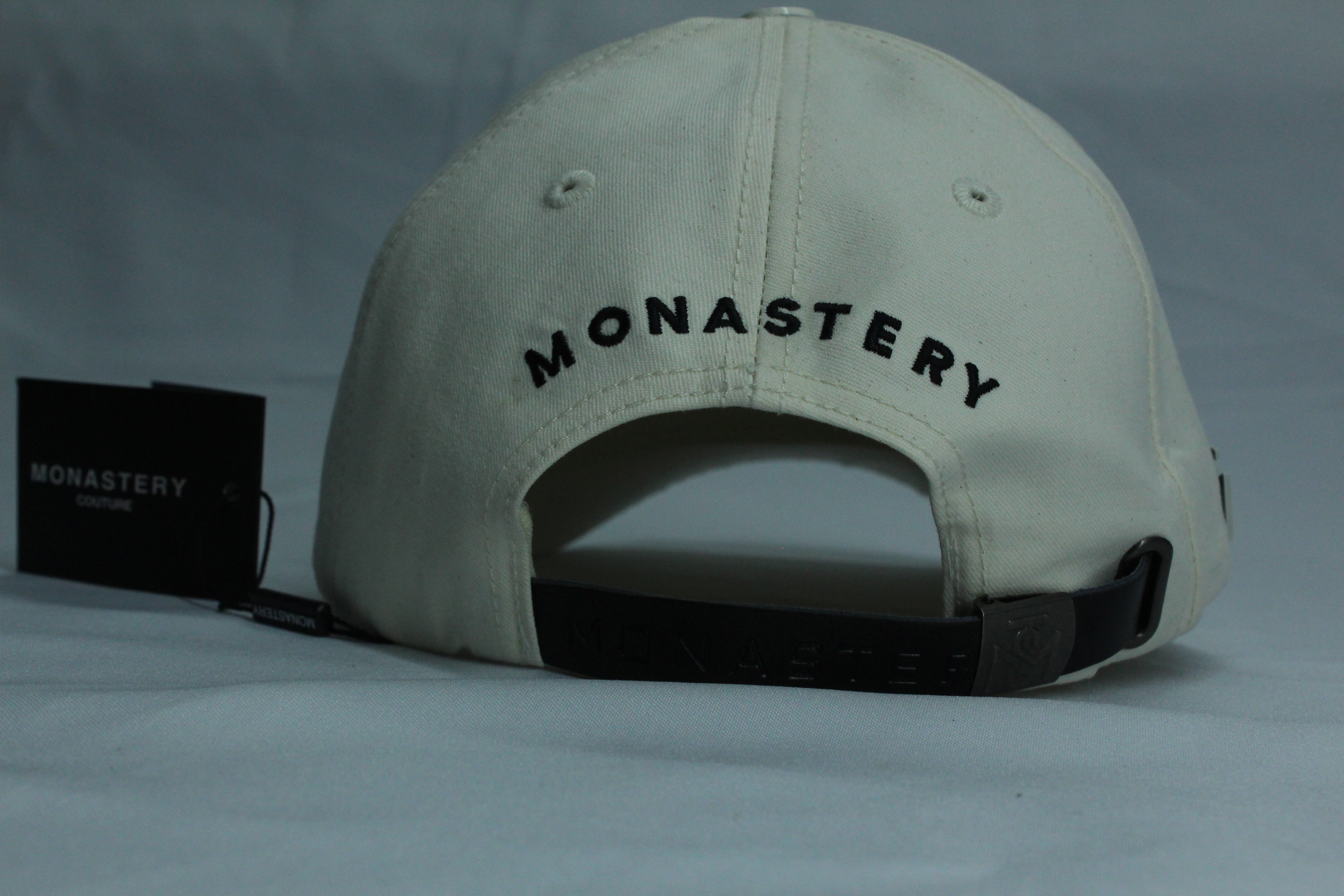 Gorra Premium Crema Letras Bordadas con Visera Diseñada — Streetwear Couture | JULALE DROP 01
