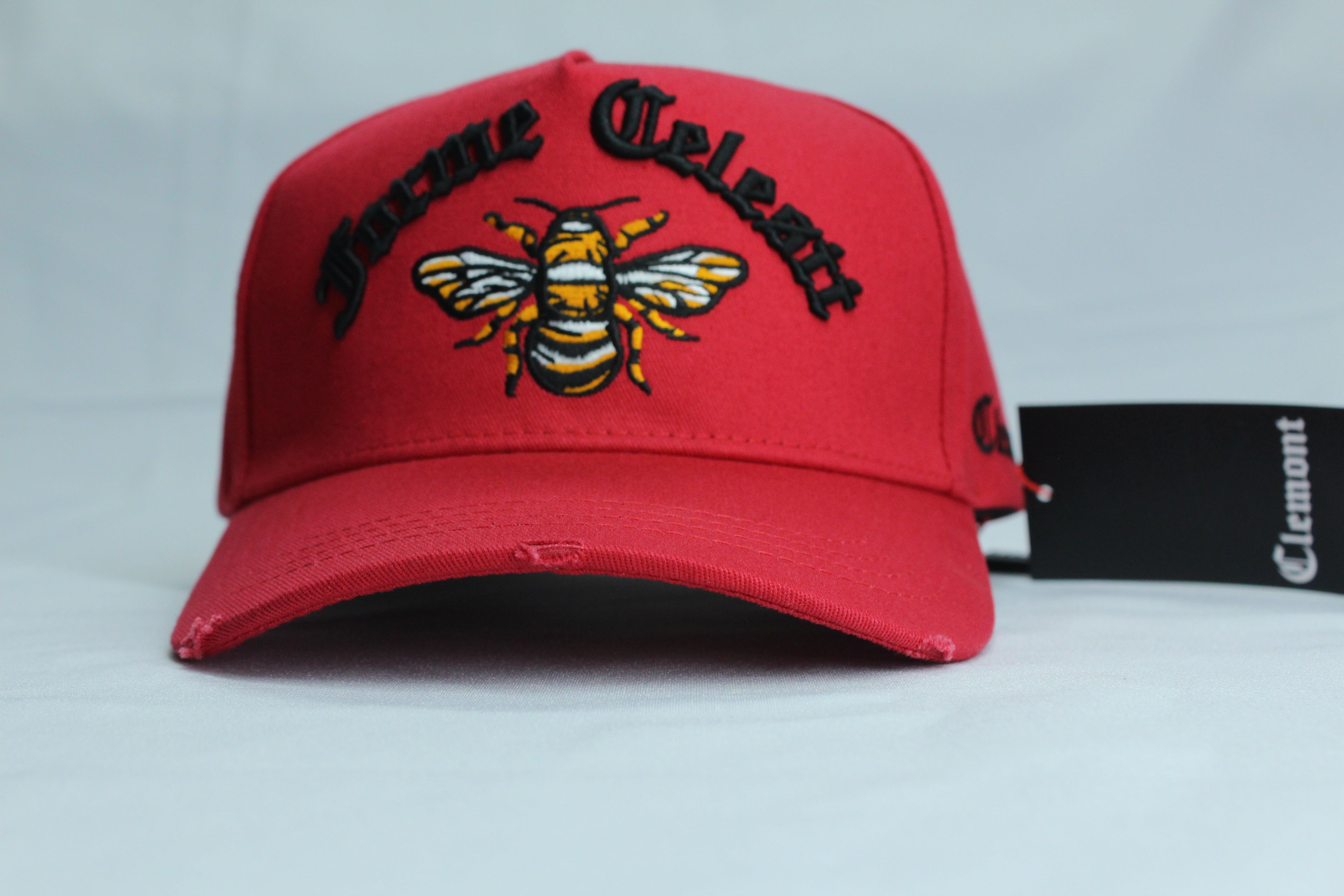 Gorra Premium Roja Abeja Bordada Gótico Negro — Edición Fuego | JULALE DROP 01