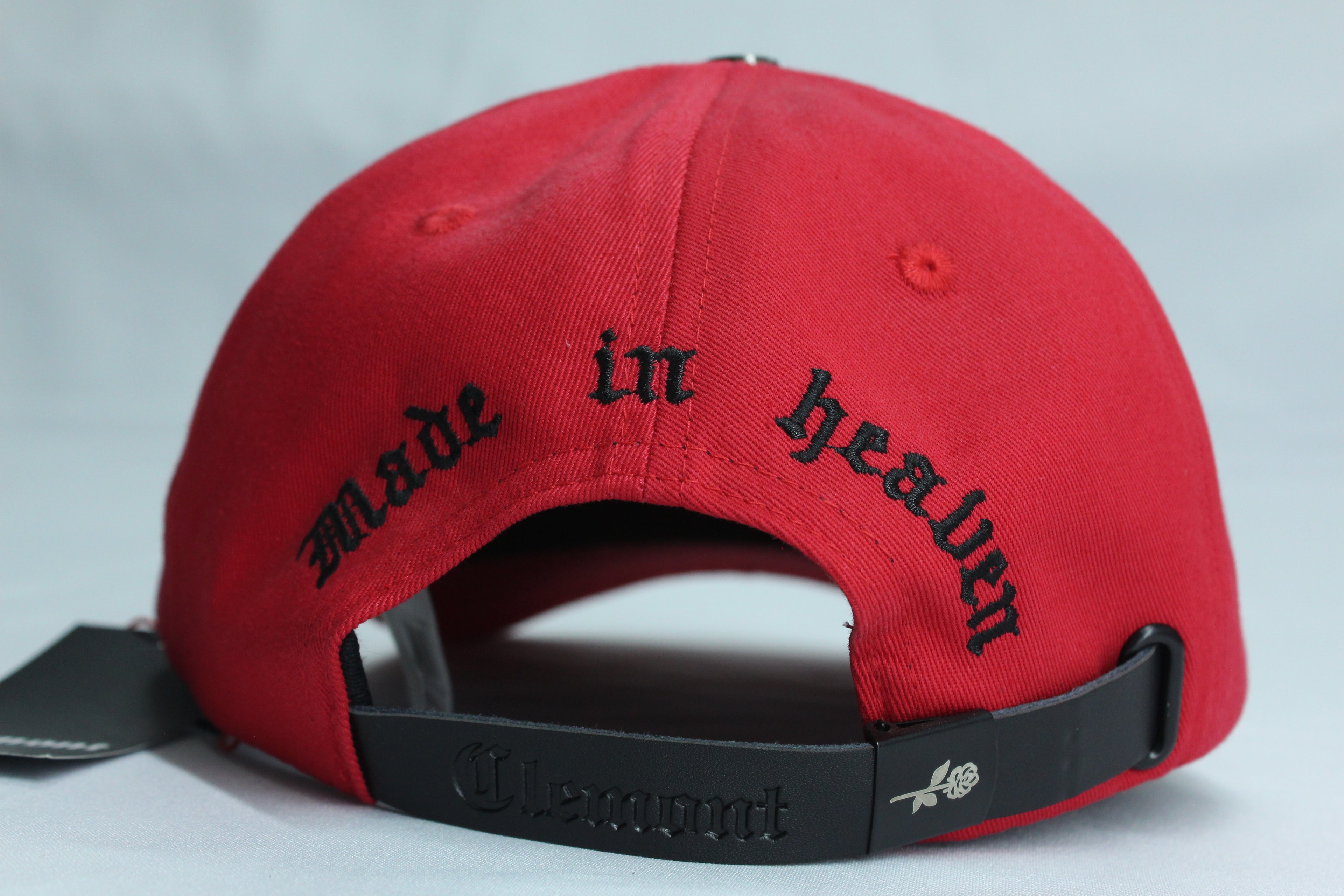 Gorra Premium Roja Abeja Bordada Gótico Negro — Edición Fuego | JULALE DROP 01